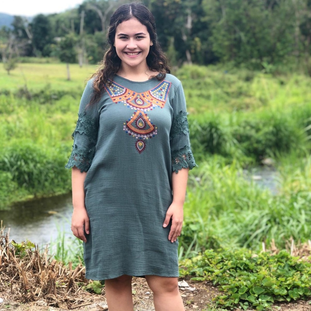 Sofía Embroidered Round Neck Dress